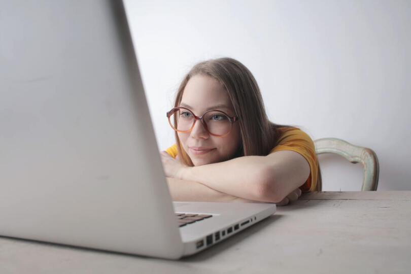 woman focused before laptop