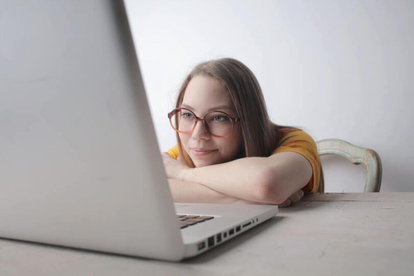 Frau konzentriert am Laptop